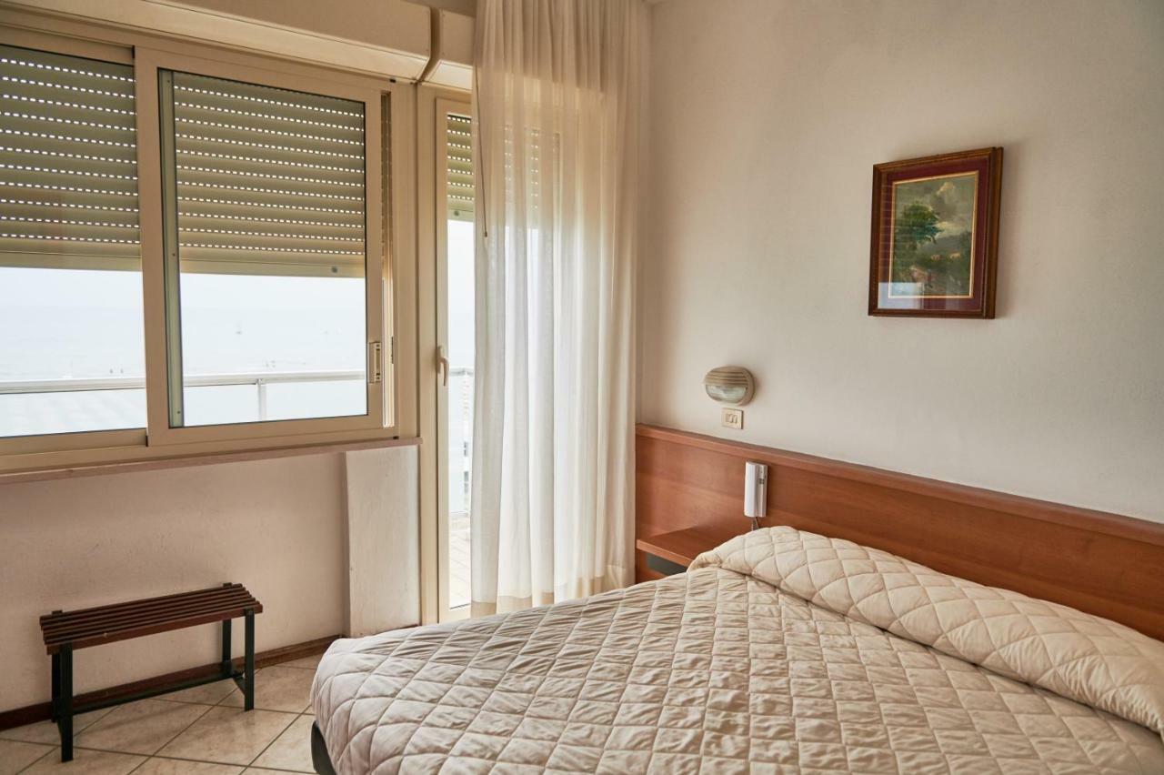 Hotel Caesar Bed And Breakfast Milano Marittima Exterior foto