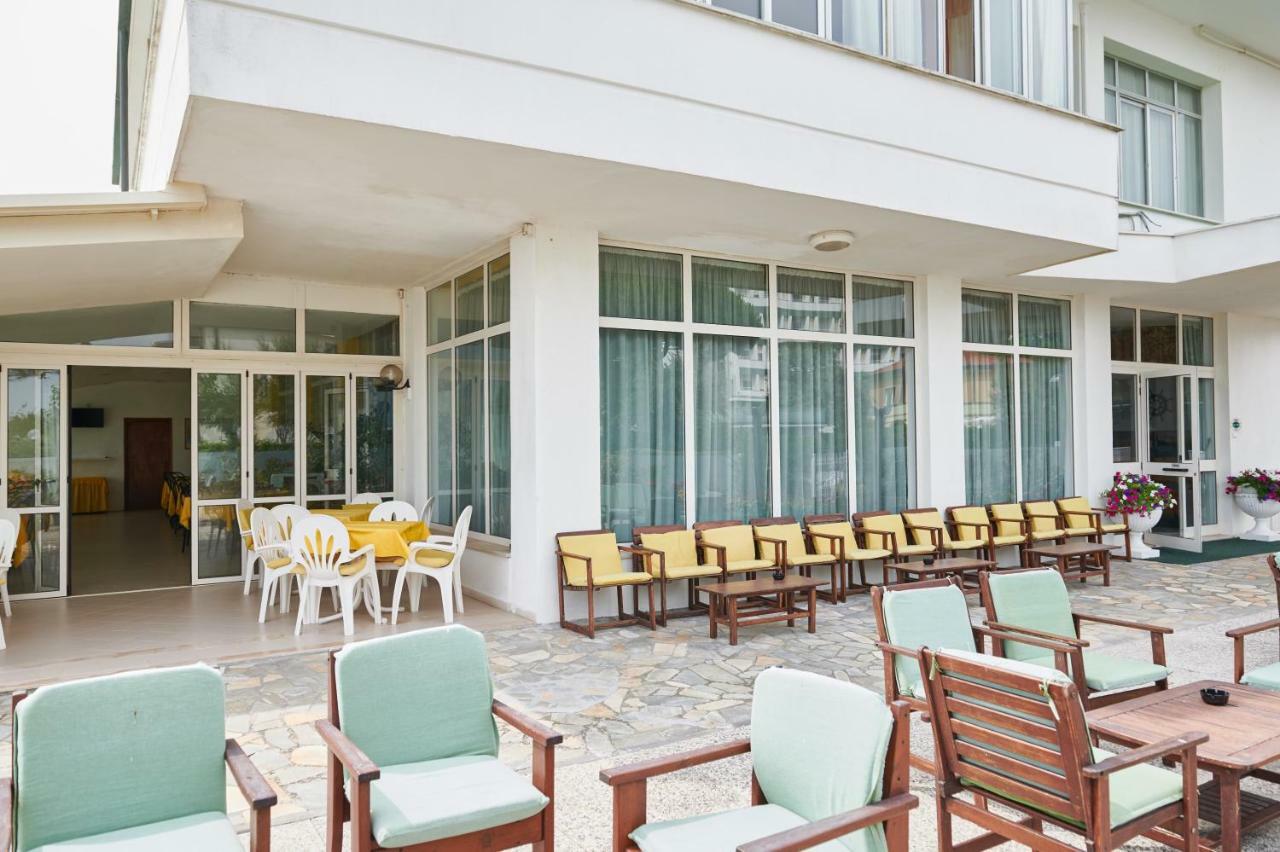 Hotel Caesar Bed And Breakfast Milano Marittima Exterior foto